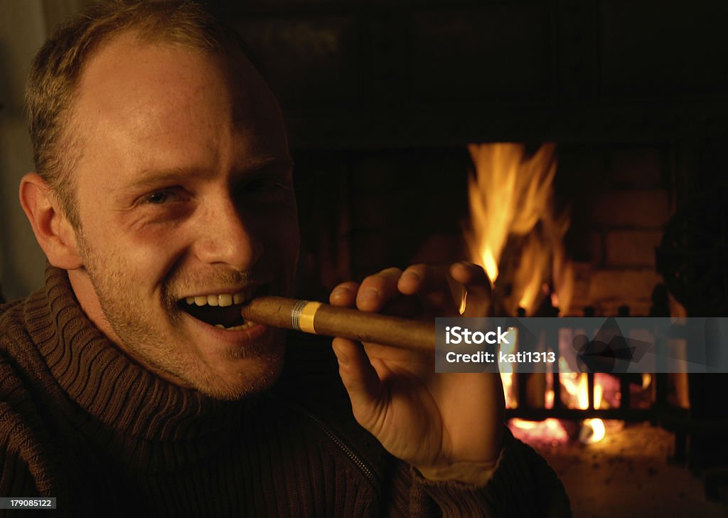 cigar fumador (CHIMENEA A - Foto de stock de Adulto libre de derechos