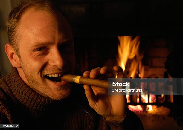 Cigar Fumador Chimenea A Foto de stock y más banco de imágenes de Adulto - Adulto, Alegre, Alegría