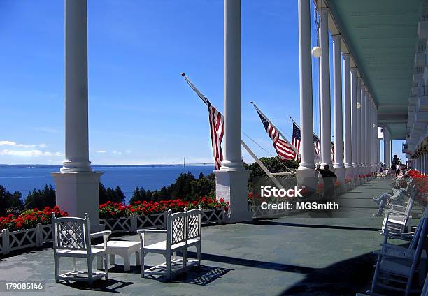 Foto de Ampla Varanda Da Frente Do The Grand Hotel e mais fotos de stock de Ilha Mackinac - Ilha Mackinac, Hotel de luxo, Michigan