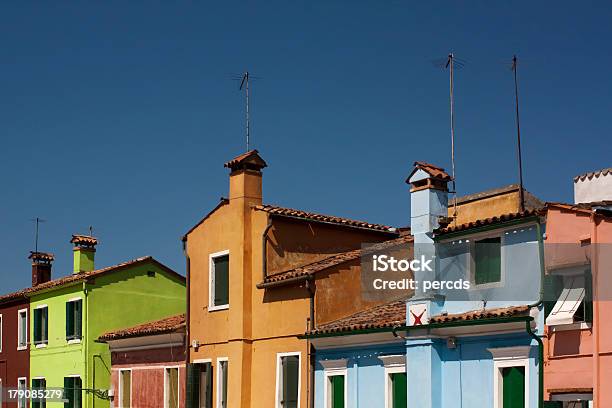 Kolorowe Domy Burano - zdjęcia stockowe i więcej obrazów Bez ludzi - Bez ludzi, Bezchmurne niebo, Budowla mieszkaniowa