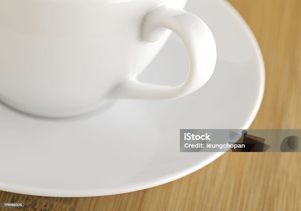 Holztisch mit weiß cup - Lizenzfrei Echter Teestrauch Stock-Foto