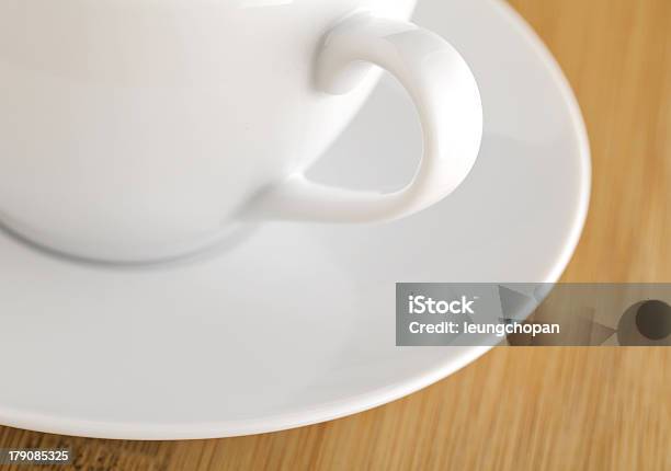 Mesa De Madeira Com Copo Branco - Fotografias de stock e mais imagens de Bebida - Bebida, Café - Bebida, Camellia sinensis