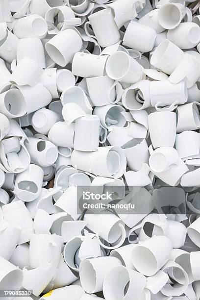 Photo libre de droit de Cassé Bottier Ensemble Tasse banque d'images et plus d'images libres de droit de Blanc - Blanc, Cassé, Concepts