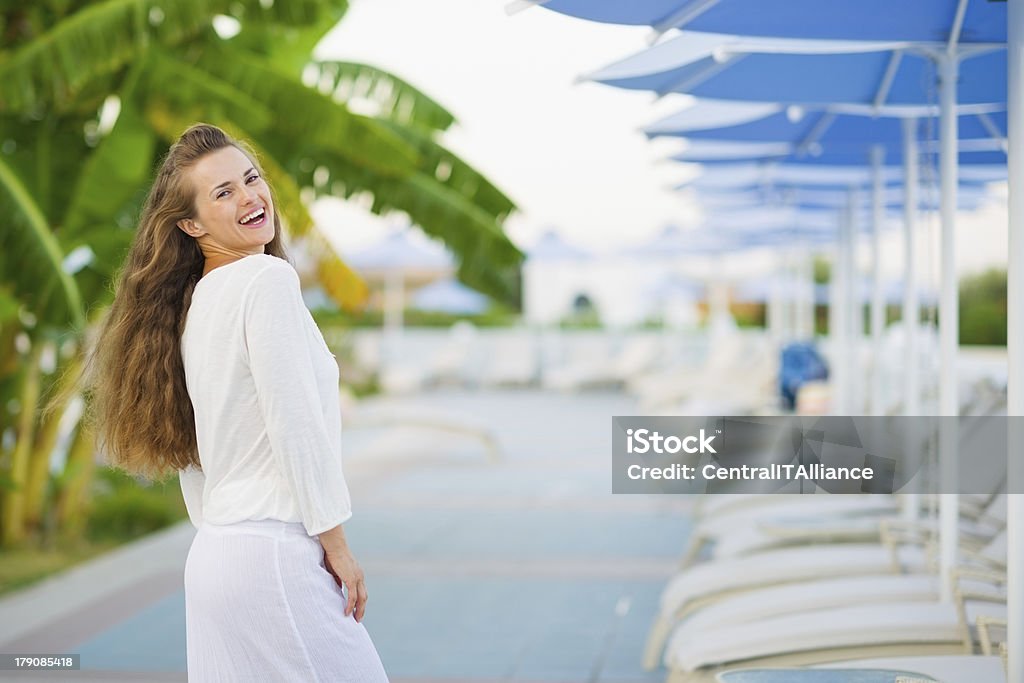 Portrait de souriant jeune femme en vacances - Photo de Adulte libre de droits