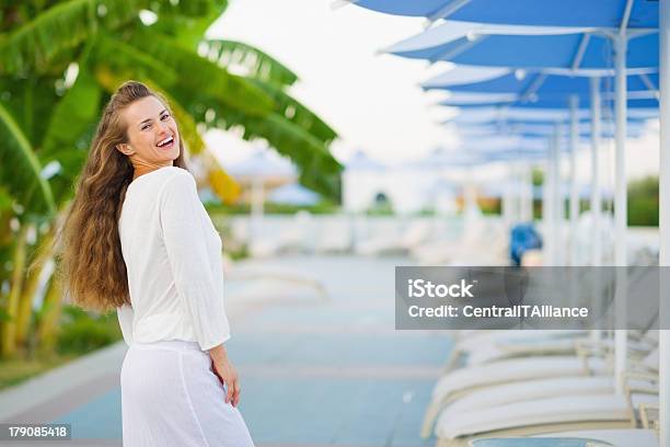 Retrato De Mulher Jovem Sorridente Na Cidade - Fotografias de stock e mais imagens de Adulto - Adulto, Ao Ar Livre, Cabelo castanho