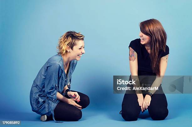 Rir Os Seus Amigos - Fotografias de stock e mais imagens de Duas Pessoas - Duas Pessoas, Fundo Colorido, Mulheres
