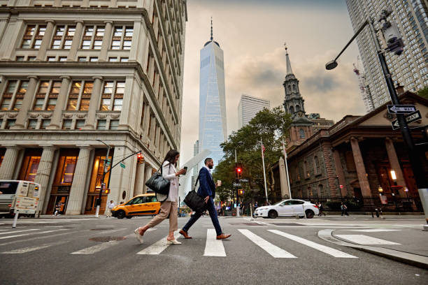 Biznesmeni przechodzący przez Fulton Street na Dolnym Manhattanie – zdjęcie