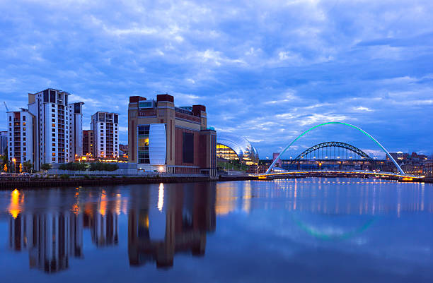 river tyne on the newcastle gateshead quayside england - kentsel dönüşüm stok fotoğraflar ve resimler