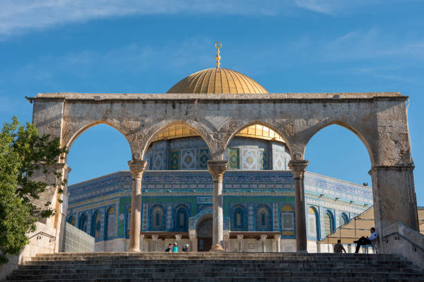 turistas não muçulmanos que visitam o santuário islâmico dome of the rock no monte do templo na cidade velha de jerusalém, territórios palestinos - jerusalem dome jerusalem old city dome of the rock - fotografias e filmes do acervo