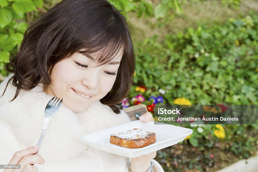 Mulher asiática a comer Torrada Francesa - Royalty-free 20-24 Anos Foto de stock