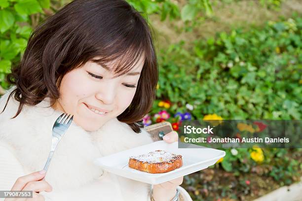 Mulher Asiática A Comer Torrada Francesa - Fotografias de stock e mais imagens de 20-24 Anos - 20-24 Anos, 20-29 Anos, Adulto