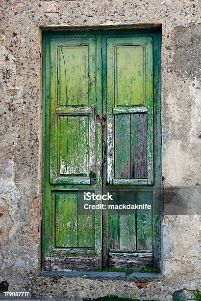 Viejo Verde Puerta Foto de stock y más banco de imágenes de Abandonado - Abandonado, Arquitectura, Arquitectura exterior