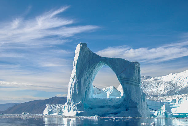 arch iceberg en groenlandia - glaciar fotografías e imágenes de stock