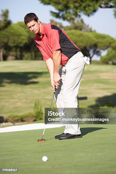 Masculino De Golfe No Campo De Golfe Putting Green - Fotografias de stock e mais imagens de 20-29 Anos - 20-29 Anos, Adulto, Afundar