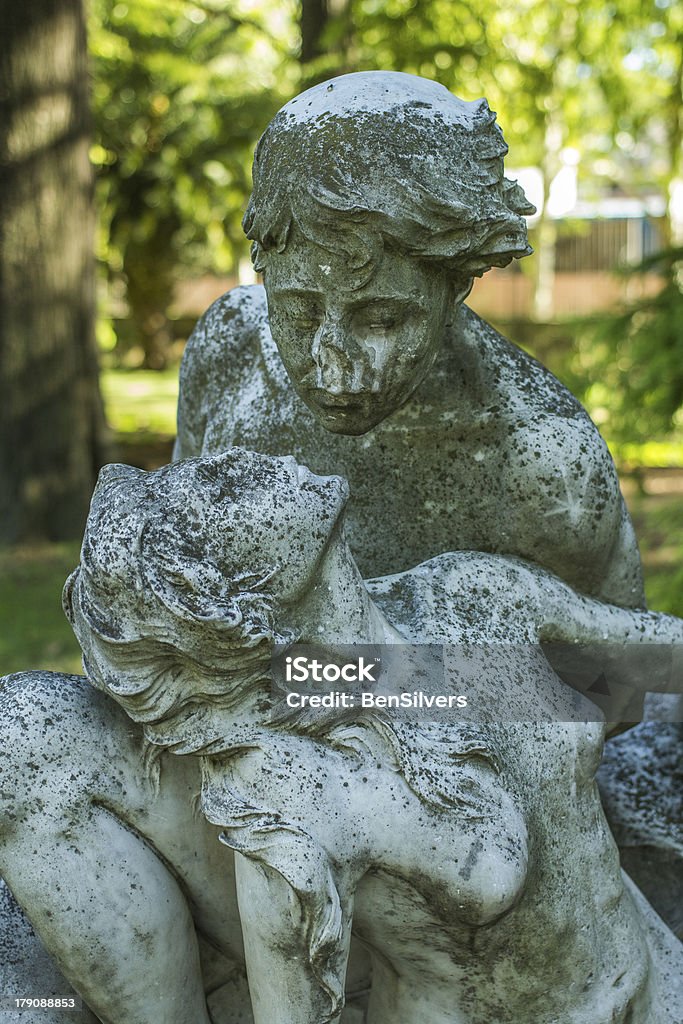 Statua in marmo di amanti - Foto stock royalty-free di Baciare