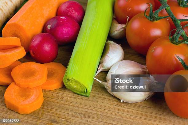 Verdure Fresche Sul Tagliere - Fotografie stock e altre immagini di Aglio - Alliacee - Aglio - Alliacee, Alimentazione non salutare, Aneto