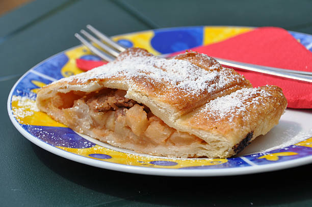 strudel di mele - stroodle foto e immagini stock