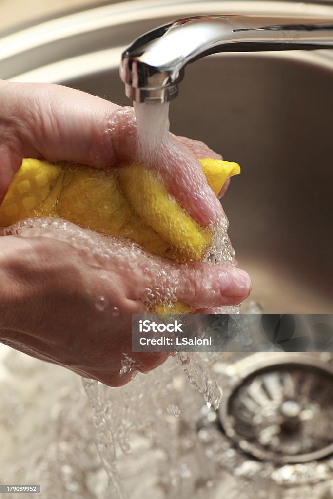 Tuch unter laufendem Wasser - Lizenzfrei Chrom Stock-Foto