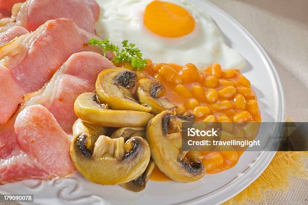 Colazione Allinglese Di Pancetta Uova Funghi E Fagioli Stufati In Salsa Di Pomodoro - Fotografie stock e altre immagini di Cibi e bevande