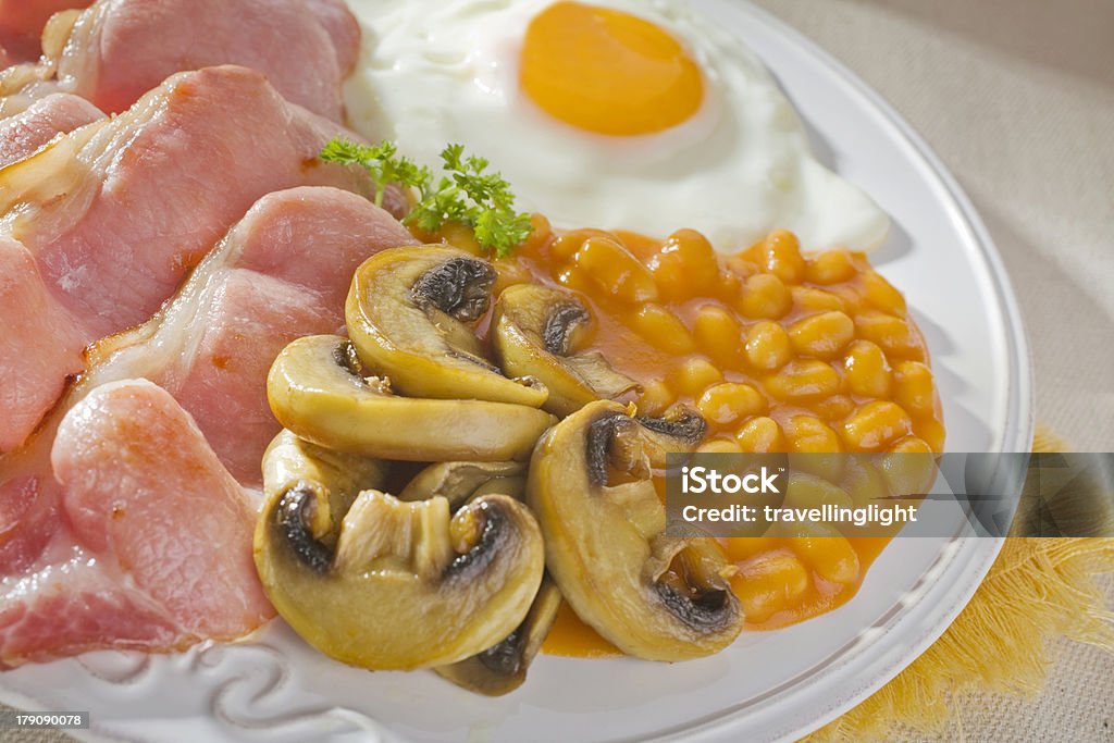 Pequeno Almoço Inglês com Bacon cogumelos de ovo e Feijão Assado - Royalty-free Bacon Foto de stock