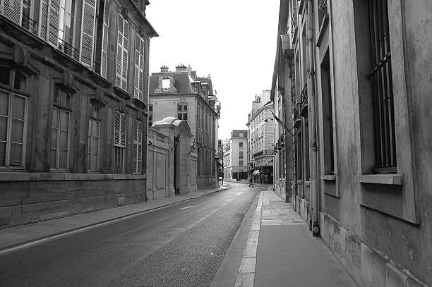 istock Alley in Pairs 179091049