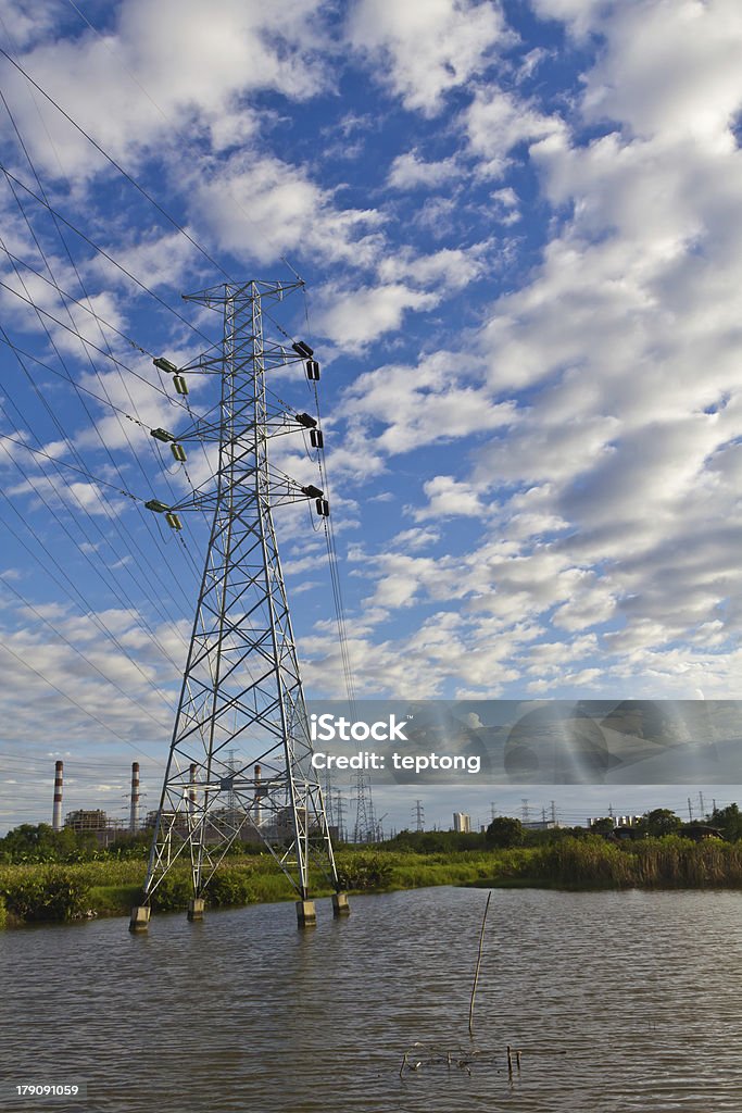 Líneas de transmisión de potencia de alta tensión y pylons - Foto de stock de Acero libre de derechos