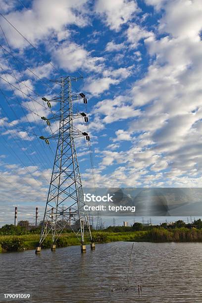Líneas De Transmisión De Potencia De Alta Tensión Y Pylons Foto de stock y más banco de imágenes de Acero