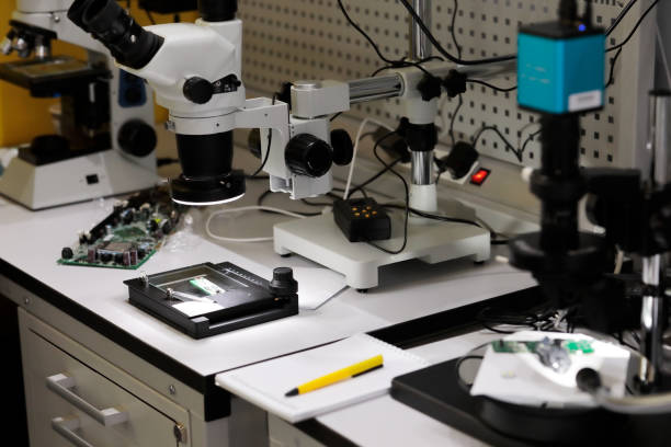 laboratorio di controllo qualità dei circuiti stampati - laboratory service electricity scientific experiment foto e immagini stock