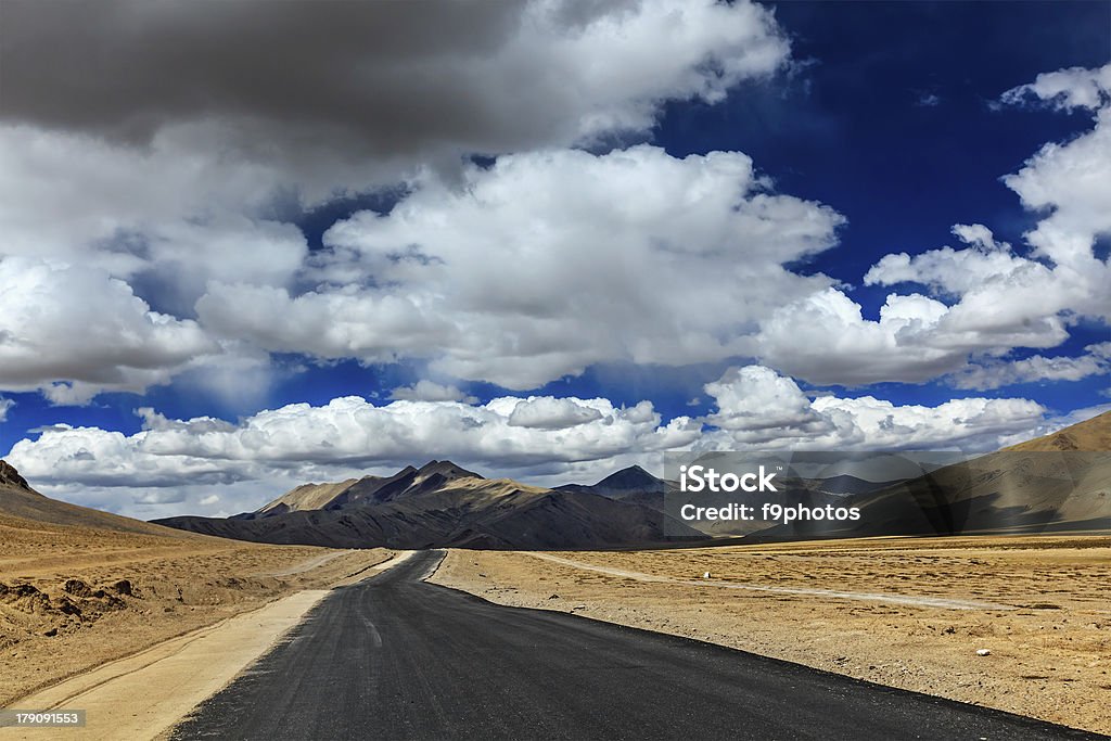 Route dans les montagnes de l'Himalaya avec plaines - Photo de Aller de l'avant libre de droits