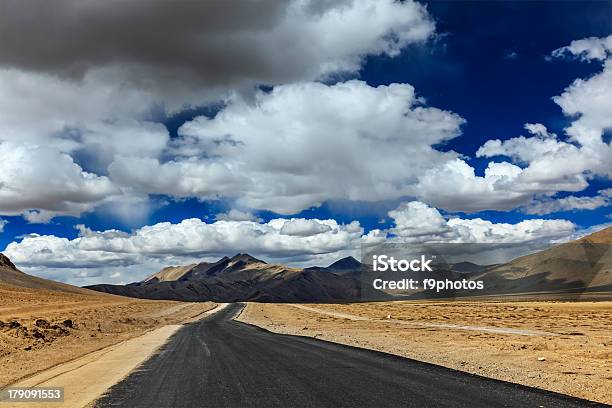 Photo libre de droit de Route Dans Les Montagnes De Lhimalaya Avec Plaines banque d'images et plus d'images libres de droit de Aller de l'avant