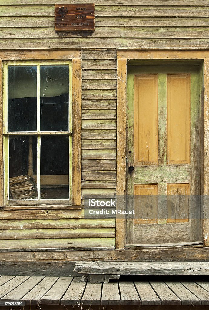 Vieilli ville fantôme cabine de porte et de fenêtre - Photo de Maison forestière libre de droits