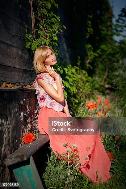 Schöne Mädchen Sitzt Auf Der Bank Stockfoto und mehr Bilder von Make-Up - Make-Up, Sommer, Attraktive Frau