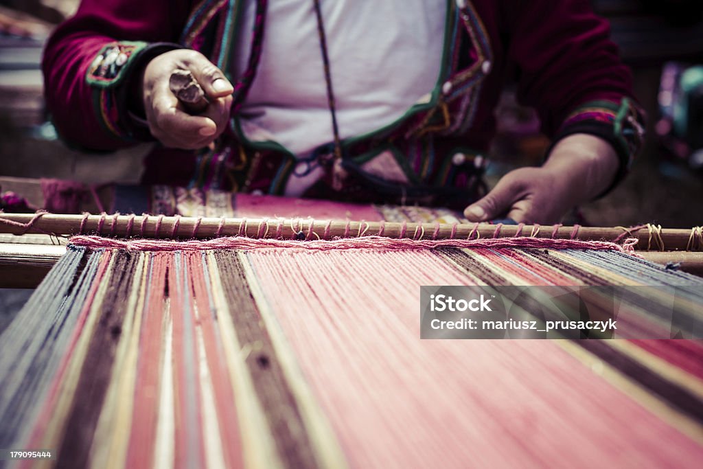 Manos tradicional weaving en las montañas de los Andes, Perú - Foto de stock de Alpaca libre de derechos