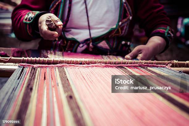 Manos Tradicional Weaving En Las Montañas De Los Andes Perú Foto de stock y más banco de imágenes de Alpaca