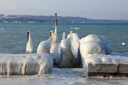 Very cold temperature give ice and freeze at the lake Leman border in Geneve