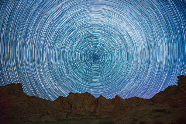 rastros de estrellas sobre la montaña monster rock en hami, xinjiang, china - star trail clear sky tranquil scene circle fotografías e imágenes de stock