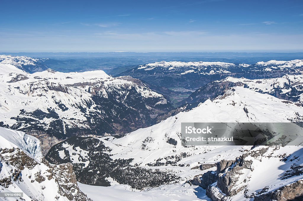 Góra śniegu Krajobraz z błękitnego nieba z Jungfrau Okolica - Zbiór zdjęć royalty-free (Bez ludzi)