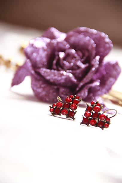 valentinstag geschenk-ohrringe - earring ruby gold rose stock-fotos und bilder