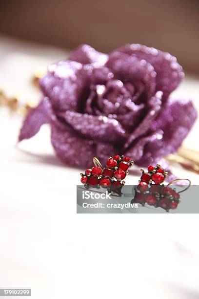 Photo libre de droit de Boucles Doreilles Cadeau De La Saintvalentin banque d'images et plus d'images libres de droit de Bijou - Bijou, Boucle d'oreille, Fleur - Flore