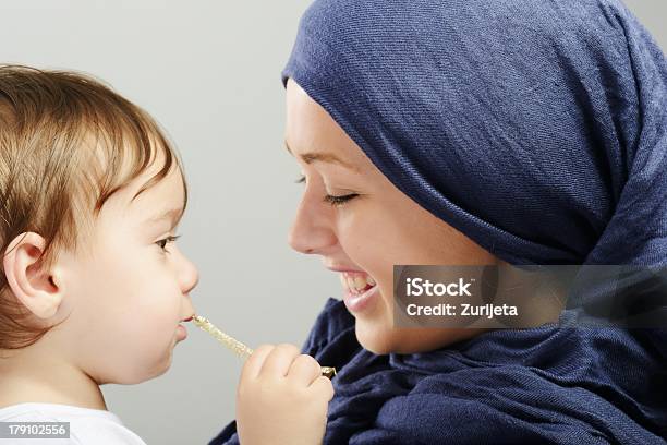 Arabo Musulmano Madre Giocano E Prendersi Cura Di Suo Figlio - Fotografie stock e altre immagini di Abbigliamento modesto
