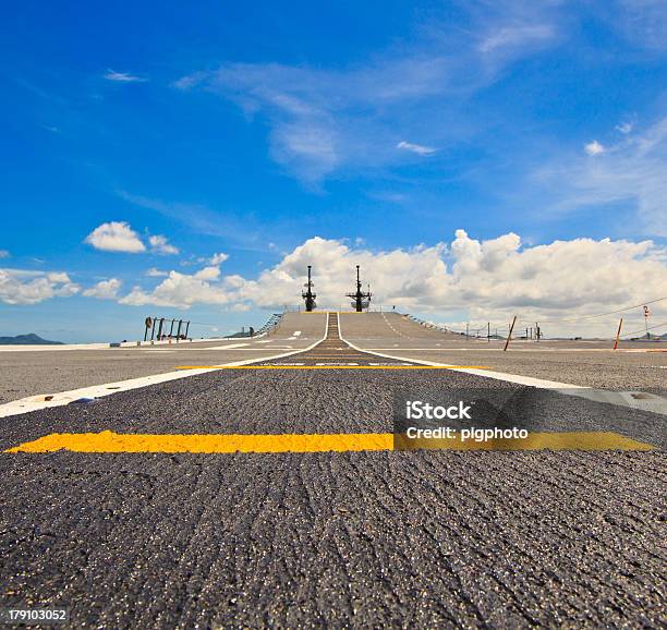 El Portaaviones Foto de stock y más banco de imágenes de Acorazado - Acorazado, Amarrado, Arma