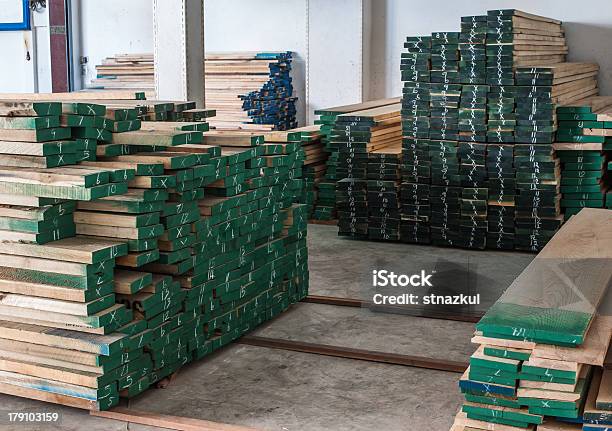 Holz In Aufbewahrungsmöglichkeit Stockfoto und mehr Bilder von Ausgedörrt - Ausgedörrt, Baugewerbe, Bauholz-Brett