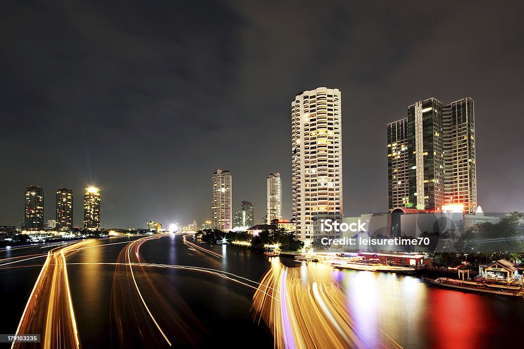 Boot Licht Wege auf den Chao Phraya - Lizenzfrei Abenddämmerung Stock-Foto