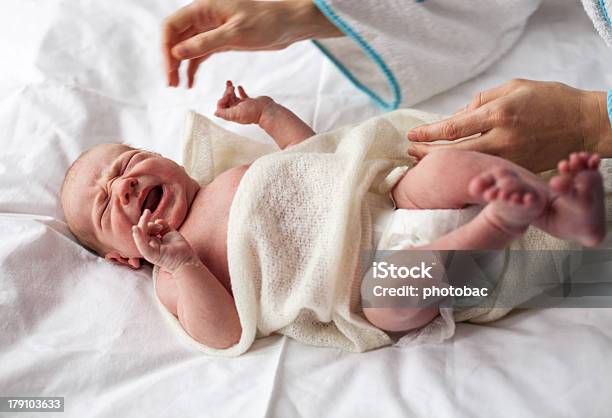 Newborn Baby Llanto Foto de stock y más banco de imágenes de Cólico - Cólico, Acostado, Amor - Sentimiento