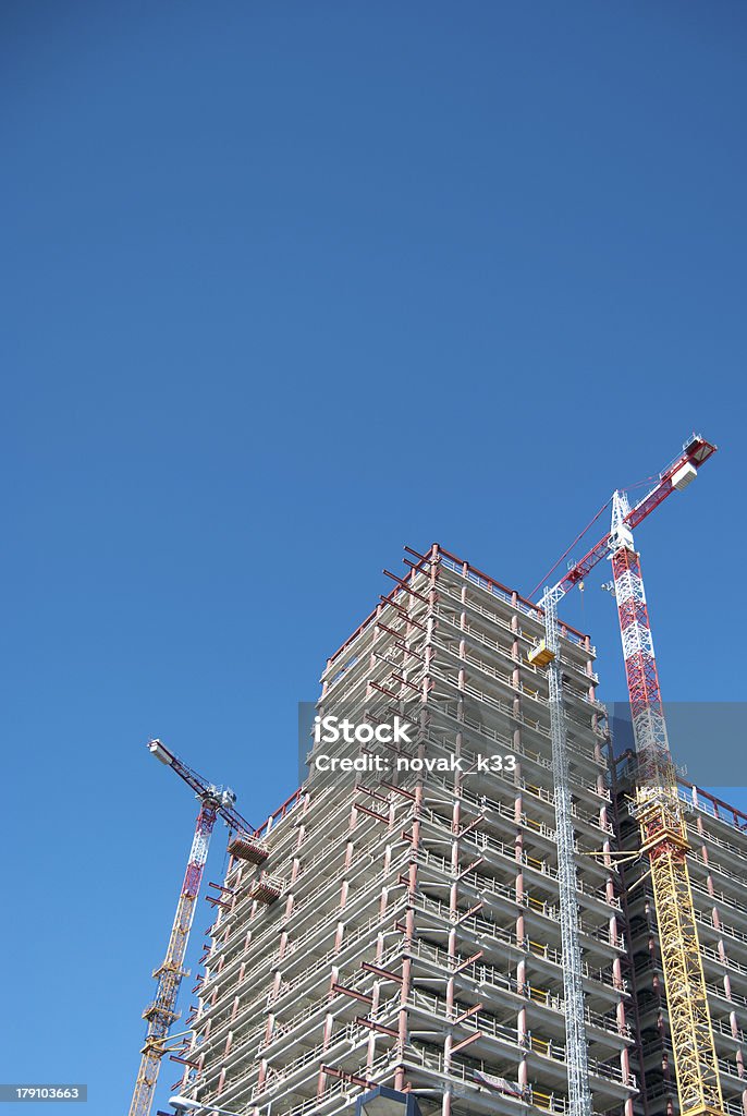 Gru e costruzione di in costruzione - Foto stock royalty-free di A forma di blocco