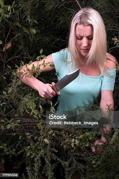 Mulher Corta Embora Denso Nos Arbustos Com Faca - Fotografias de stock e mais imagens de Camisola Sem Mangas - Camisola Sem Mangas, Adulto, Adversidade