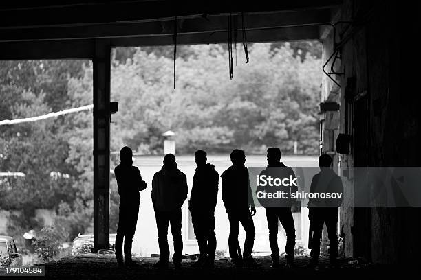 Gangsters Al Aire Libre Foto de stock y más banco de imágenes de Pandilla - Pandilla, Adolescente, Violencia