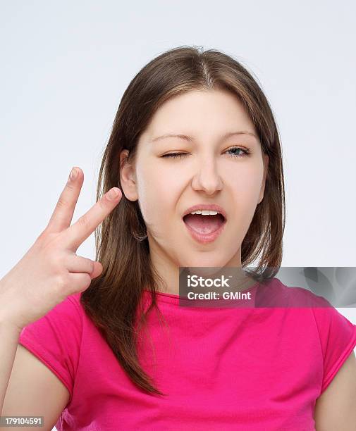 Retrato De Mujer Joven Guiñar El Ojo A La Cámara Foto de stock y más banco de imágenes de 20-24 años - 20-24 años, Adulto, Adulto joven