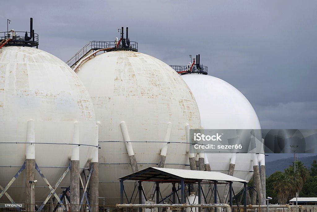 Tanques de armazenamento de petróleo na Fábrica petroquímica - Foto de stock de Abastecer royalty-free