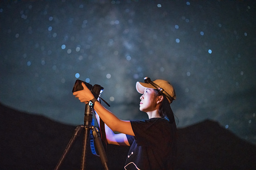 A Chinese female starry sky photographer shoots the Milky Way under the starry sky